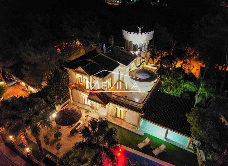 7 soveværelse Villa til salg i Campoamor med swimmingpool garage - € 1.350.000 (Ref: 3736185)