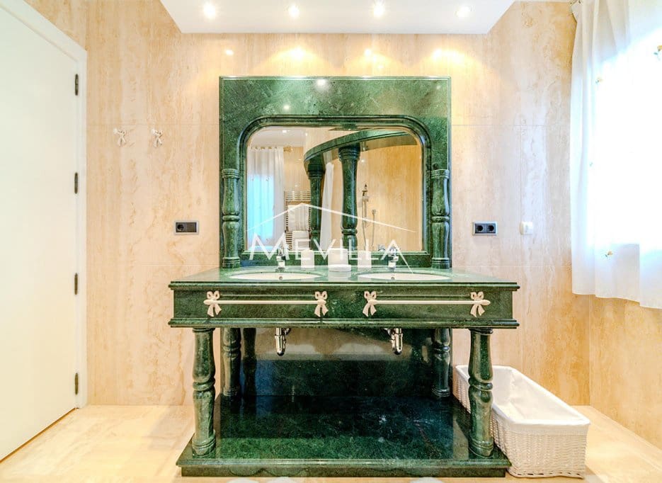 7 soveværelse Villa til salg i Campoamor med swimmingpool garage - € 1.350.000 (Ref: 3736185)