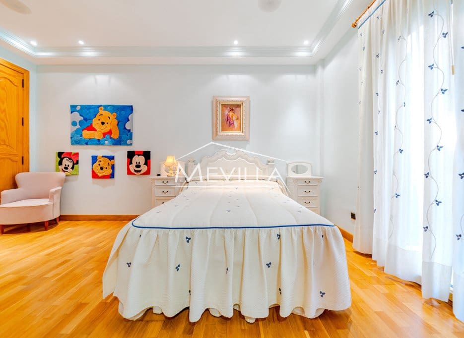 7 soveværelse Villa til salg i Campoamor med swimmingpool garage - € 1.350.000 (Ref: 3736185)