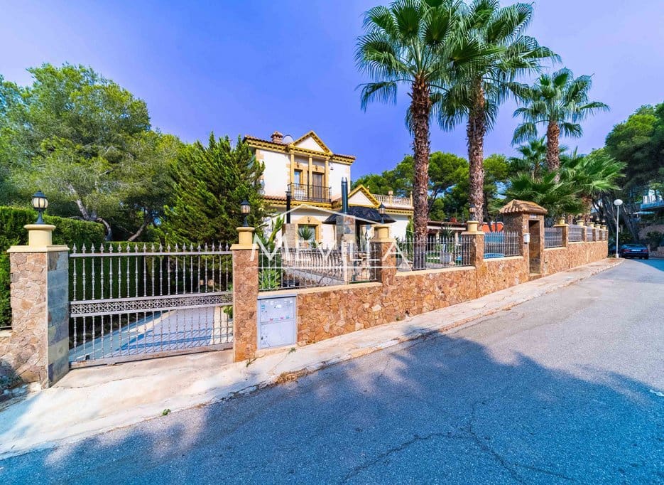 7 soveværelse Villa til salg i Campoamor med swimmingpool garage - € 1.350.000 (Ref: 3736185)