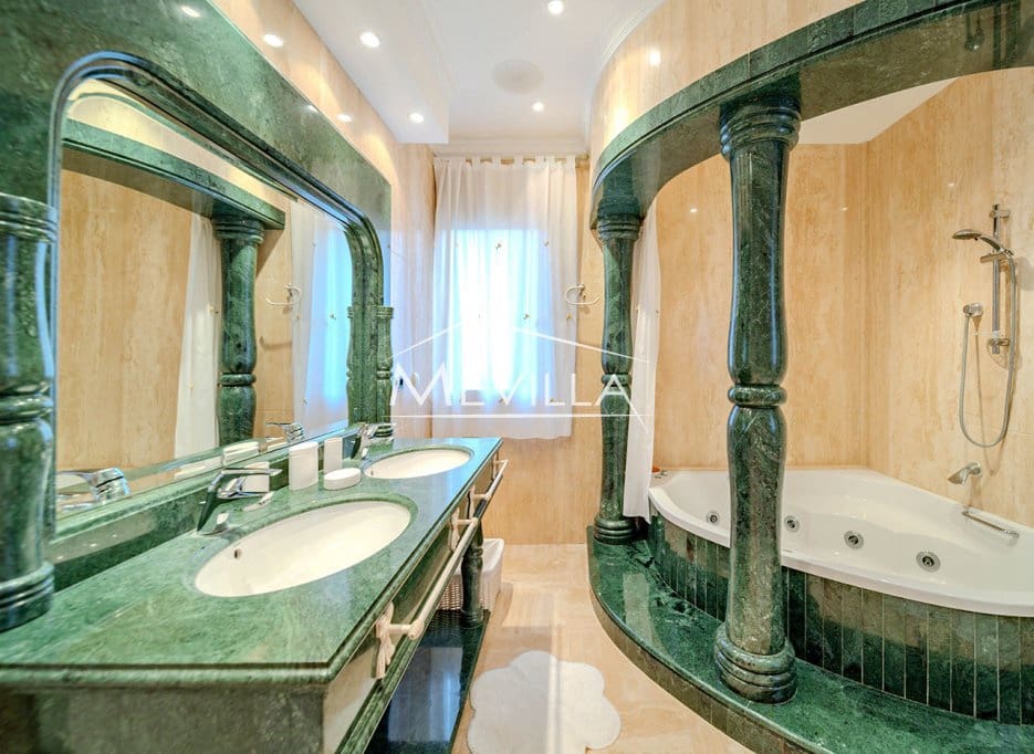 7 soveværelse Villa til salg i Campoamor med swimmingpool garage - € 1.350.000 (Ref: 3736185)