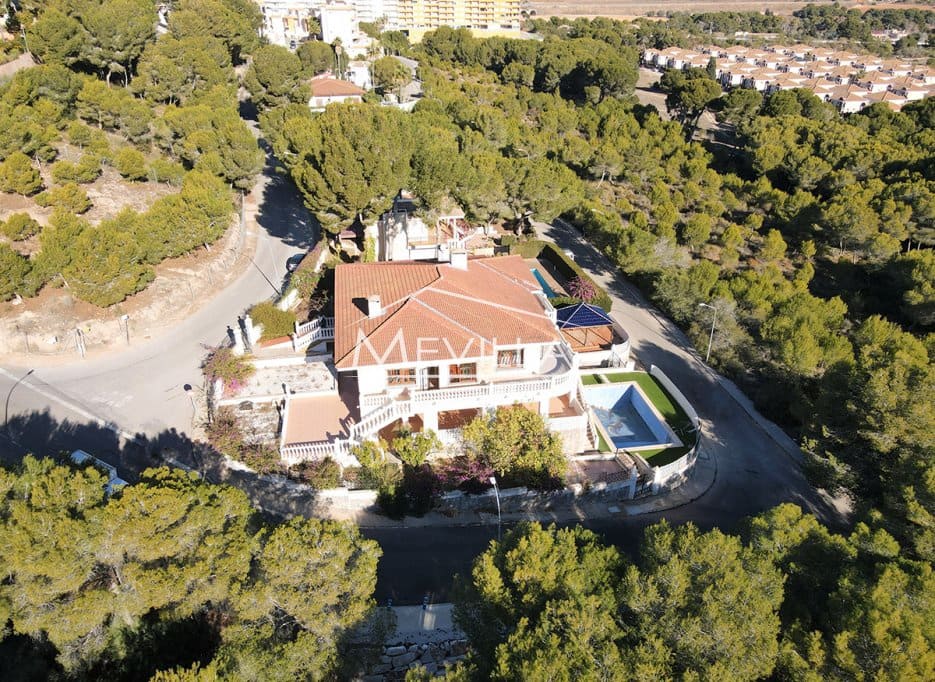 10 bedroom Villa for sale in Campoamor with pool garage - € 1,100,000 (Ref: 6455527)