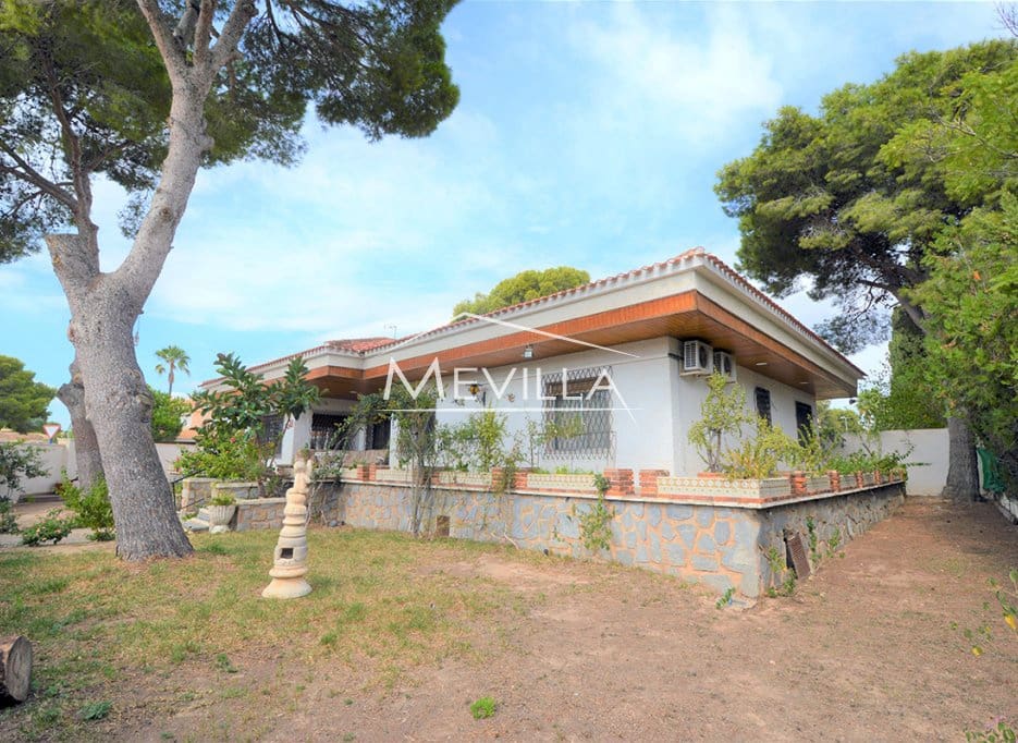 8 bedroom Villa for sale in Campoamor with pool garage - € 750,000 (Ref: 6455547)