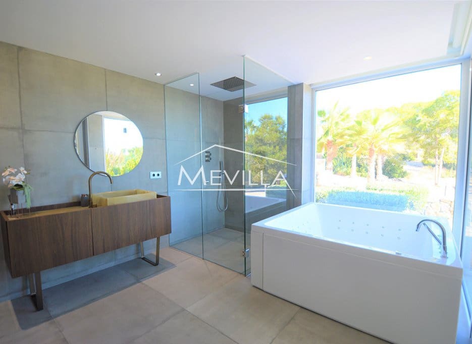 4 quarto Moradia para venda em San Miguel de Salinas com piscina garagem - 2 350 000 € (Ref: 6456210)