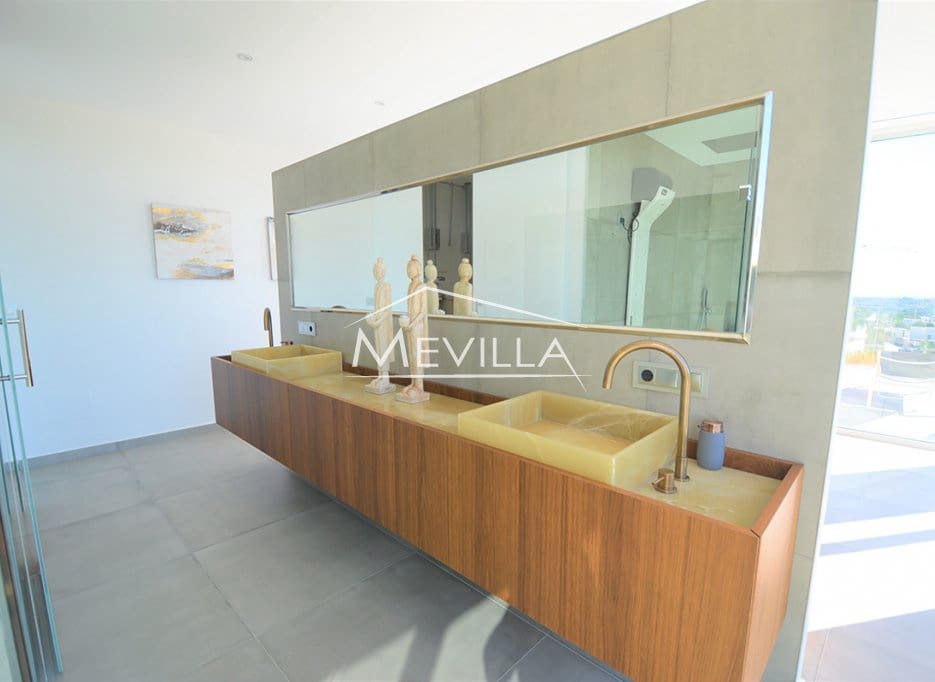 4 quarto Moradia para venda em San Miguel de Salinas com piscina garagem - 2 350 000 € (Ref: 6456210)