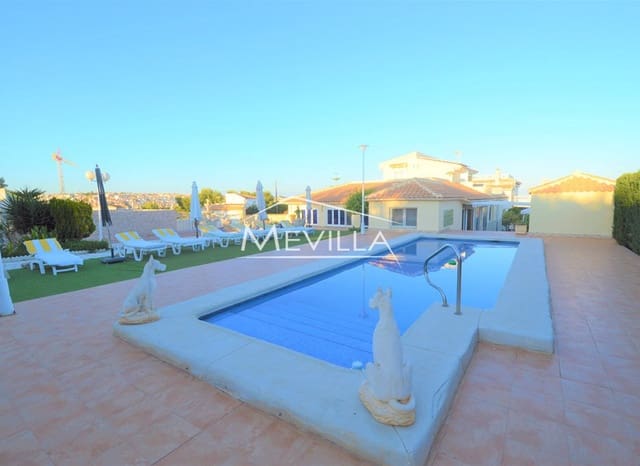 4 Zimmer Villa zu verkaufen in Villamartin, Orihuela mit Pool Garage - 700.000 € (Ref: 7215573)