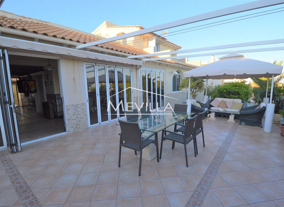 4 Zimmer Villa zu verkaufen in Villamartin mit Pool Garage - 700.000 € (Ref: 7215573)