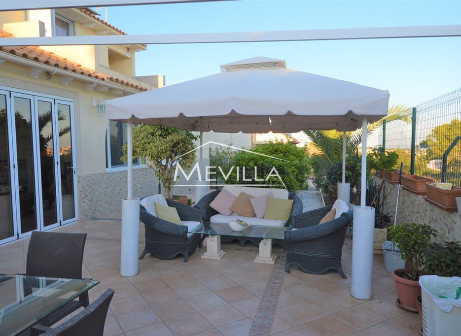 4 Zimmer Villa zu verkaufen in Villamartin mit Pool Garage - 700.000 € (Ref: 7215573)