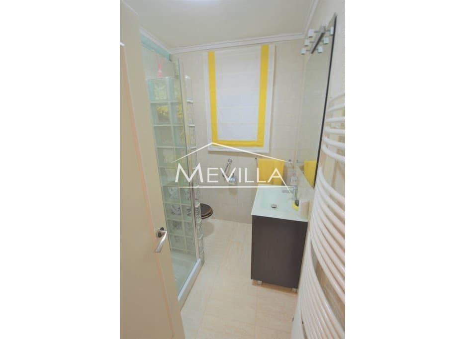 4 Zimmer Villa zu verkaufen in Villamartin mit Pool Garage - 700.000 € (Ref: 7215573)