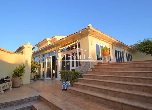 4 Zimmer Villa zu verkaufen in Villamartin, Orihuela mit Pool Garage - 700.000 € (Ref: 7215573)