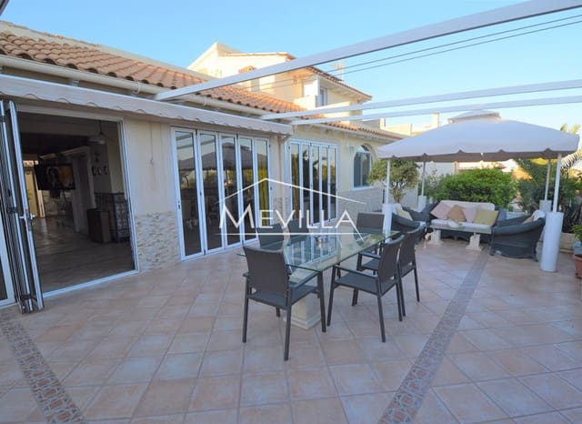 Chalet de 4 habitaciones en Villamartin, Orihuela en venta con piscina garaje - 700.000 € (Ref: 7215573)