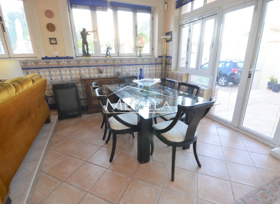 4 Zimmer Villa zu verkaufen in Villamartin mit Pool Garage - 700.000 € (Ref: 7215573)