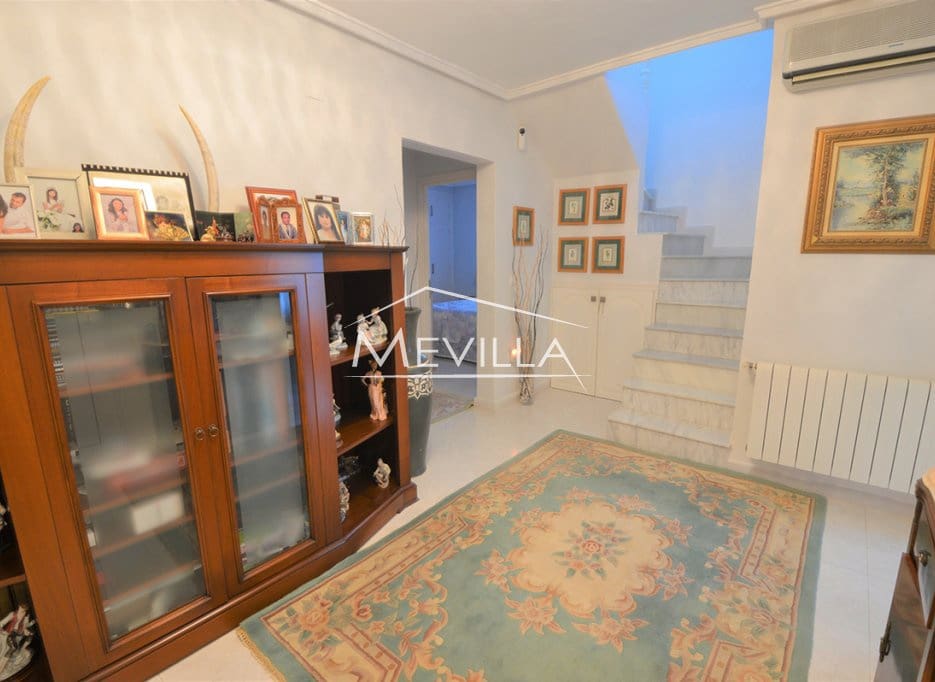 4 Zimmer Villa zu verkaufen in Villamartin mit Pool Garage - 700.000 € (Ref: 7215573)