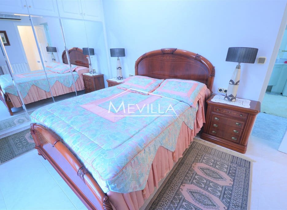 4 Zimmer Villa zu verkaufen in Villamartin mit Pool Garage - 700.000 € (Ref: 7215573)