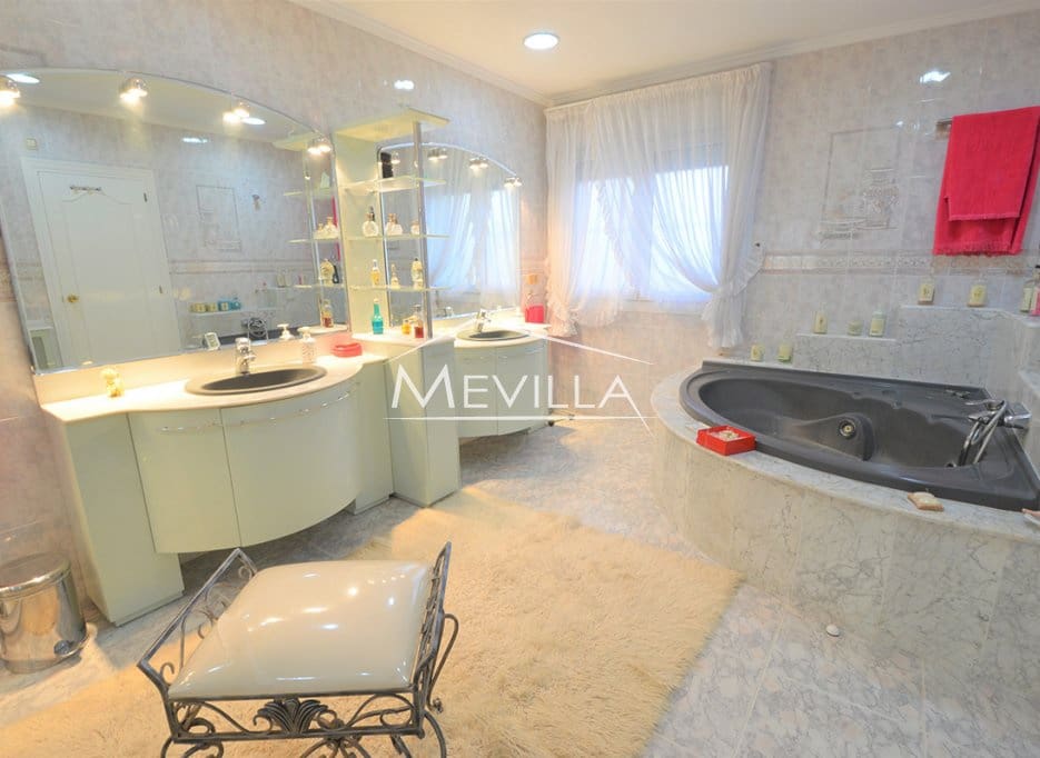 4 Zimmer Villa zu verkaufen in Villamartin mit Pool Garage - 700.000 € (Ref: 7215573)