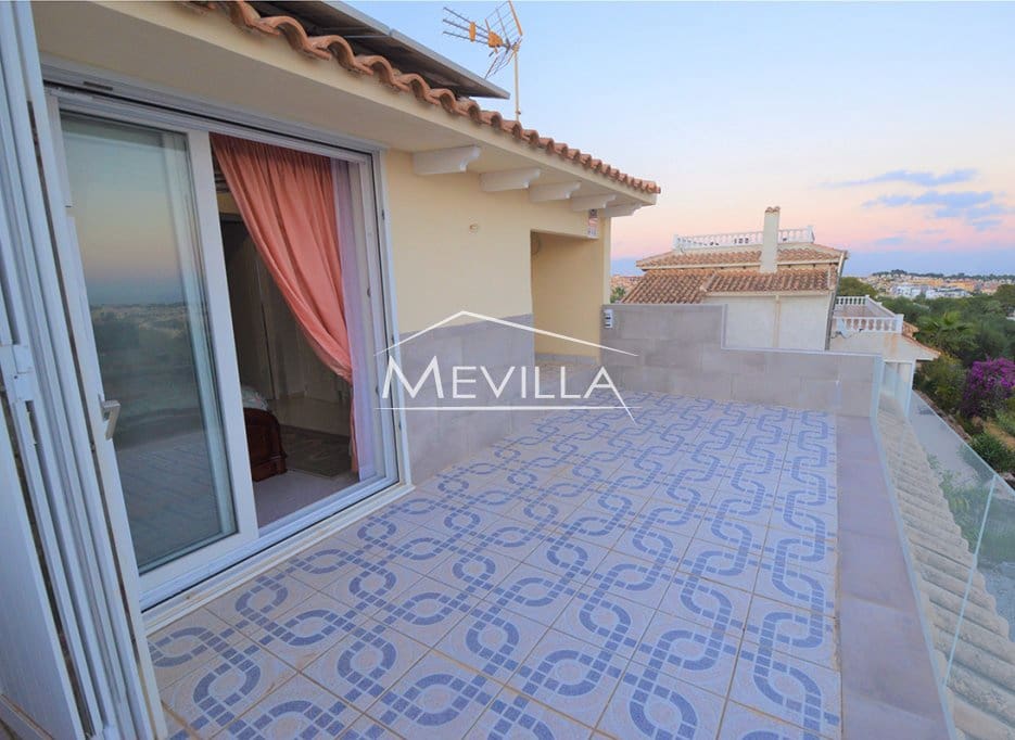 4 Zimmer Villa zu verkaufen in Villamartin mit Pool Garage - 700.000 € (Ref: 7215573)