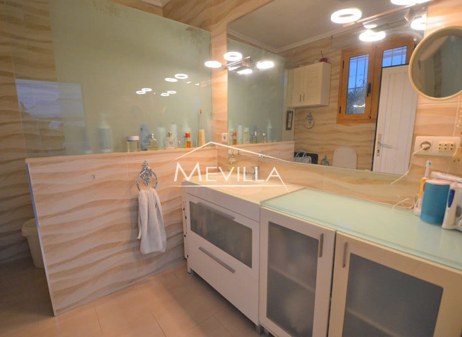 4 Zimmer Villa zu verkaufen in Villamartin mit Pool Garage - 700.000 € (Ref: 7215573)