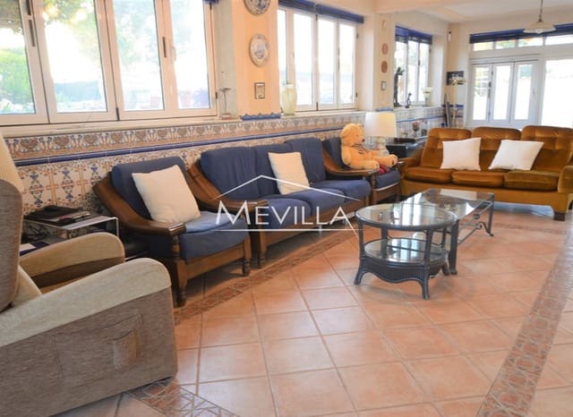 Chalet de 4 habitaciones en Villamartin, Orihuela en venta con piscina garaje - 700.000 € (Ref: 7215573)