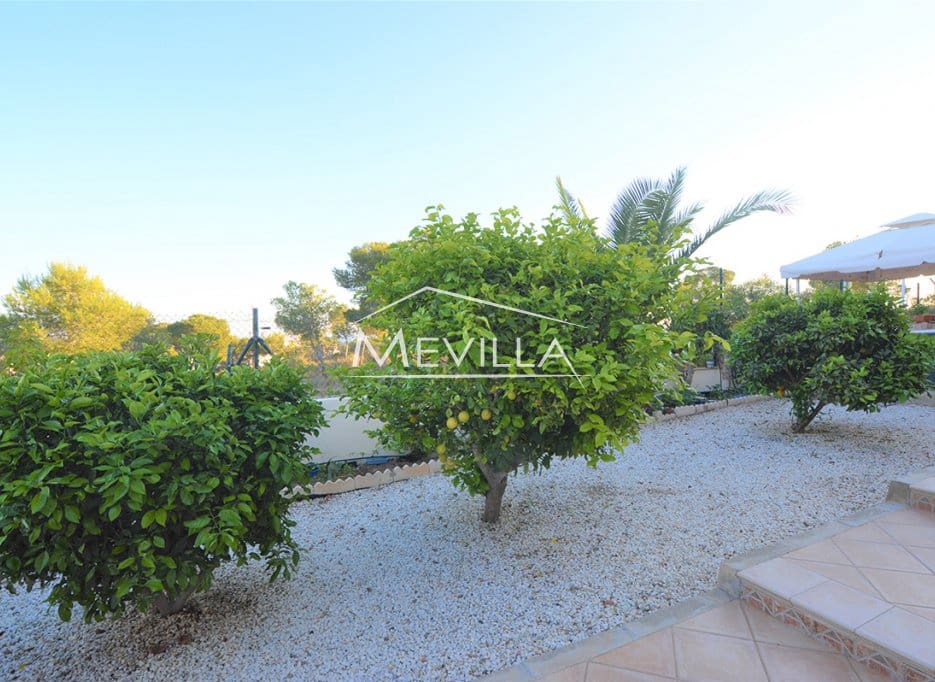 4 Zimmer Villa zu verkaufen in Villamartin mit Pool Garage - 700.000 € (Ref: 7215573)