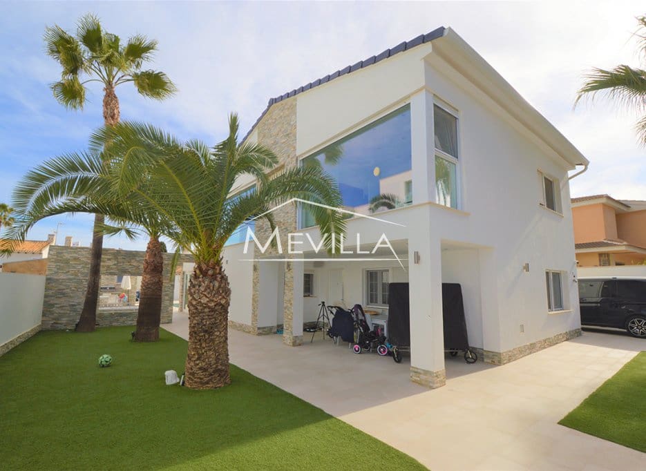 4 sypialnia Willa na sprzedaż w La Zenia z basenem garażem - 1 300 000 € (Ref: 7503991)