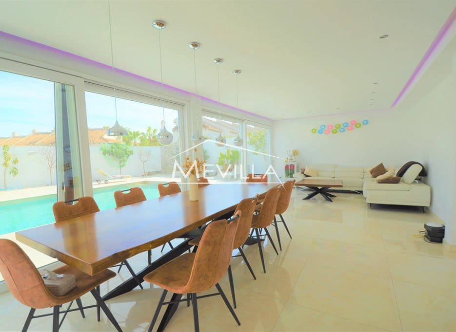 4 sypialnia Willa na sprzedaż w La Zenia z basenem garażem - 1 300 000 € (Ref: 7503991)