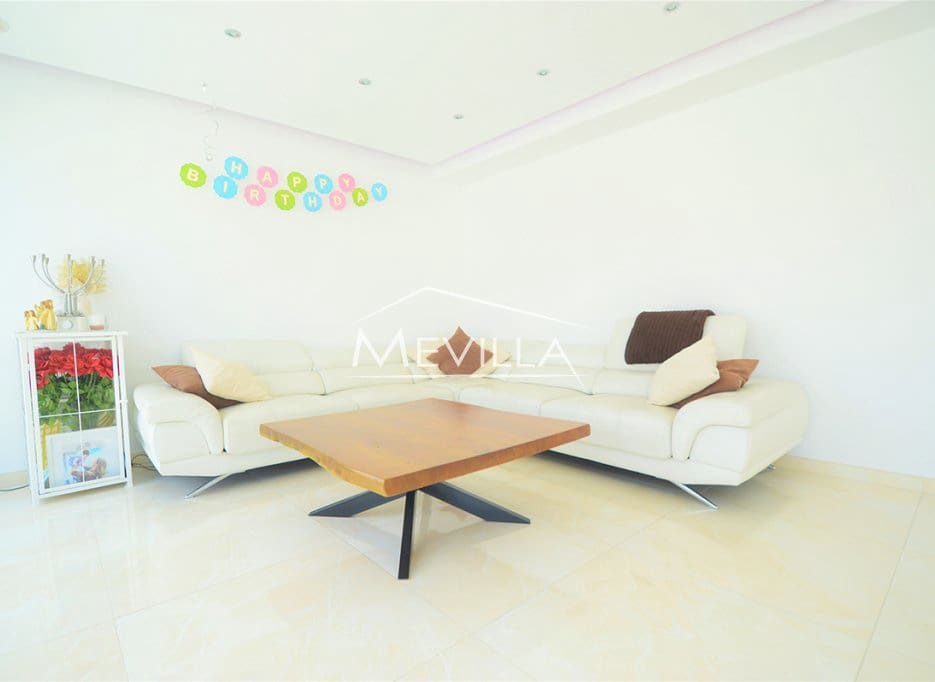 4 sypialnia Willa na sprzedaż w La Zenia z basenem garażem - 1 300 000 € (Ref: 7503991)