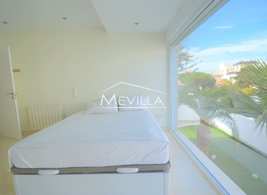 4 sypialnia Willa na sprzedaż w La Zenia z basenem garażem - 1 300 000 € (Ref: 7503991)