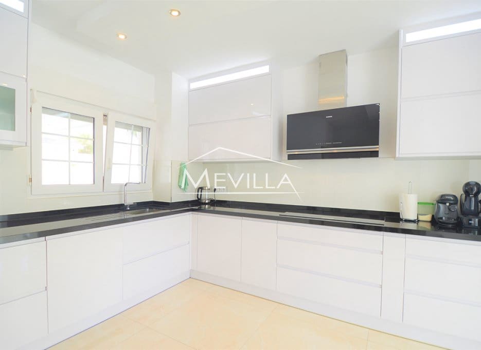 4 sypialnia Willa na sprzedaż w La Zenia z basenem garażem - 1 300 000 € (Ref: 7503991)