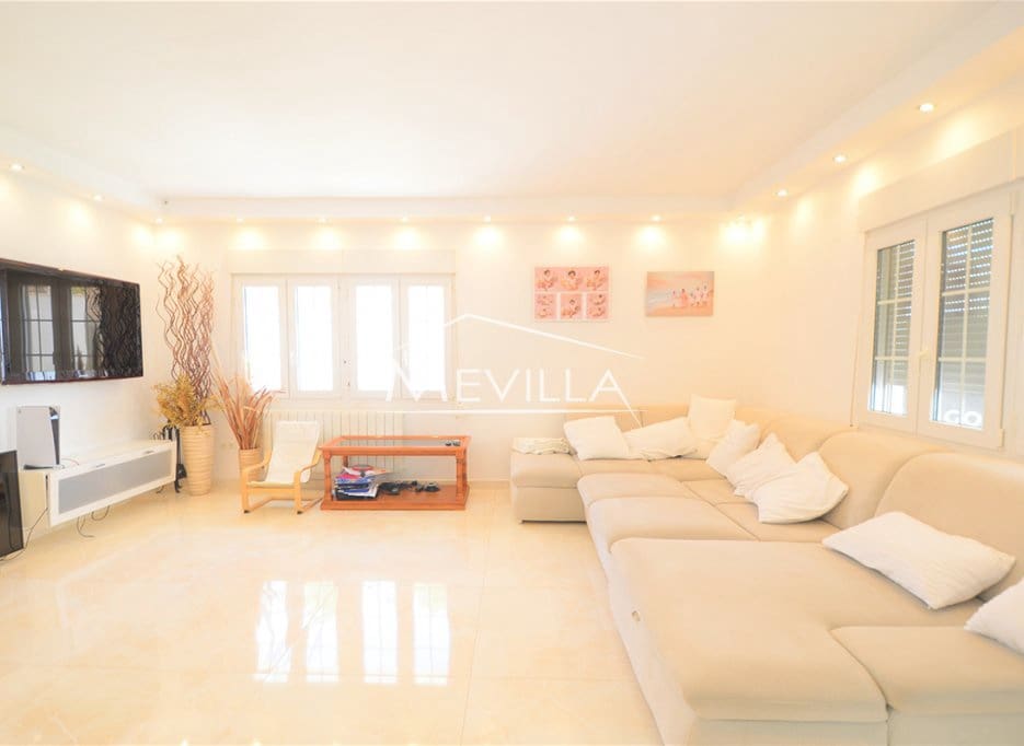 4 sypialnia Willa na sprzedaż w La Zenia z basenem garażem - 1 300 000 € (Ref: 7503991)