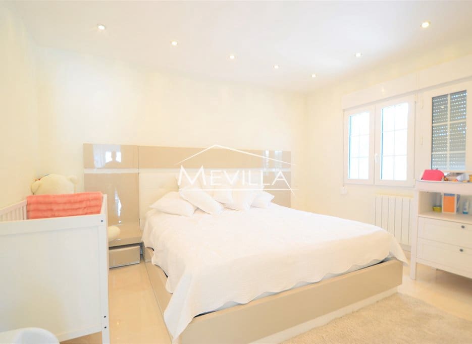 4 sypialnia Willa na sprzedaż w La Zenia z basenem garażem - 1 300 000 € (Ref: 7503991)