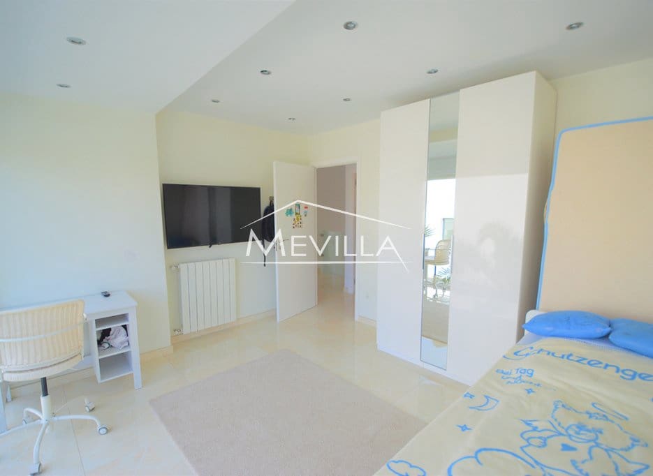 4 sypialnia Willa na sprzedaż w La Zenia z basenem garażem - 1 300 000 € (Ref: 7503991)