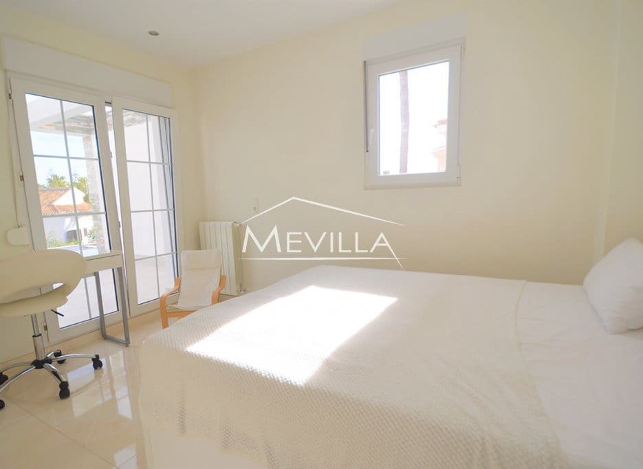 4 sypialnia Willa na sprzedaż w La Zenia z basenem garażem - 1 300 000 € (Ref: 7503991)