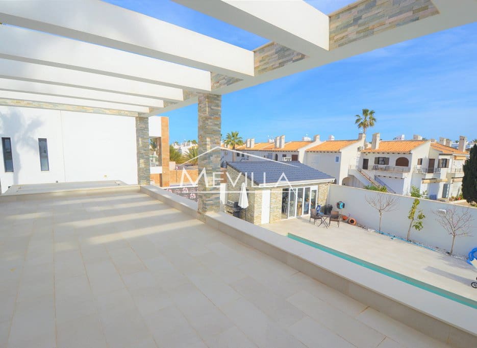 4 sypialnia Willa na sprzedaż w La Zenia z basenem garażem - 1 300 000 € (Ref: 7503991)