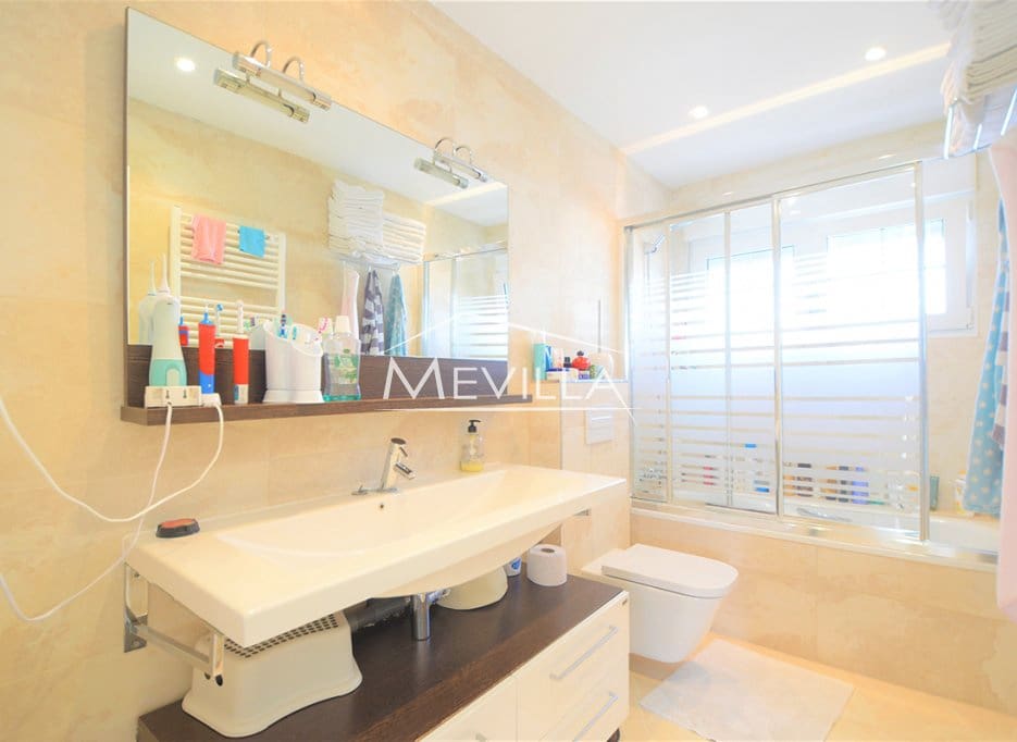 4 sypialnia Willa na sprzedaż w La Zenia z basenem garażem - 1 300 000 € (Ref: 7503991)