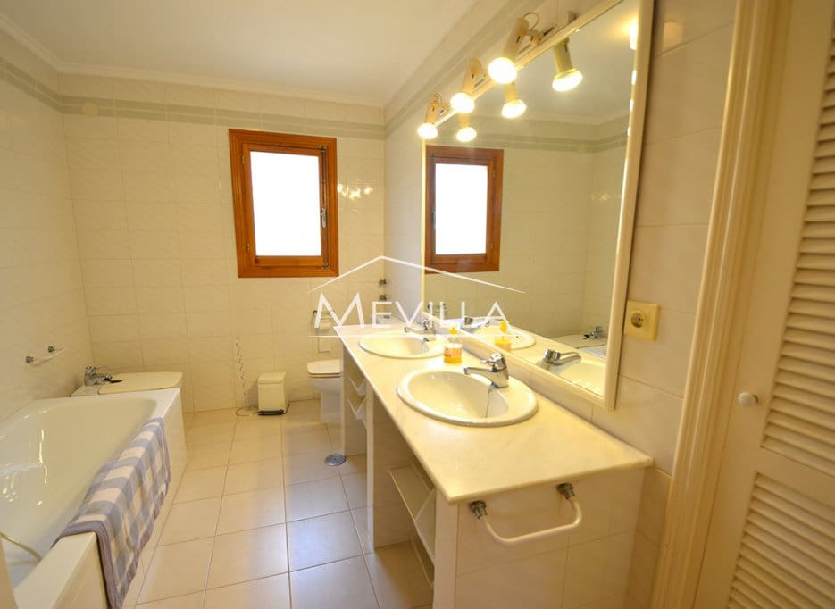 4 slaapkamer Villa te koop in Cabo Roig met garage - € 2.500.000 (Ref: 7526952)