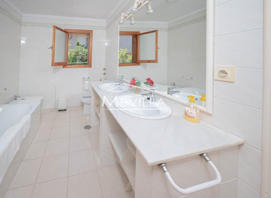 4 soverom Villa til salgs i Cabo Roig med garasje - € 2 500 000 (Ref: 7526952)