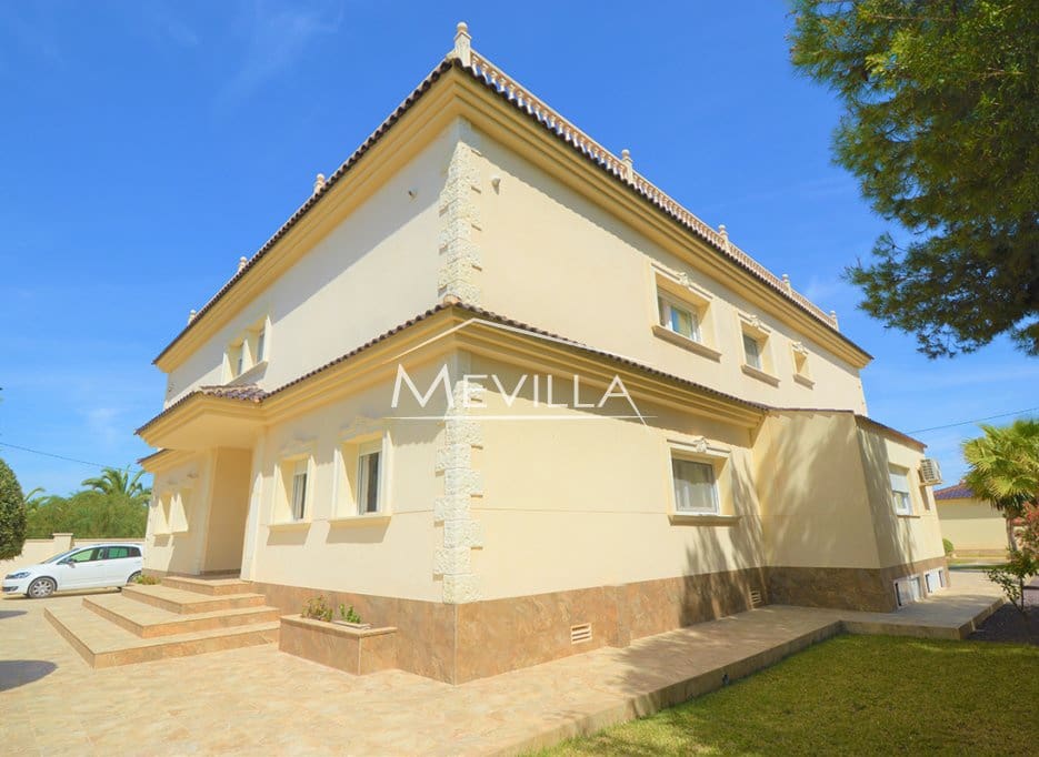 12 slaapkamer Villa te koop in Cabo Roig met zwembad garage - € 1.800.000 (Ref: 7561544)