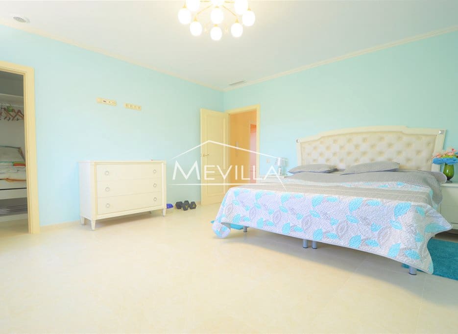 12 slaapkamer Villa te koop in Cabo Roig met zwembad garage - € 1.800.000 (Ref: 7561544)