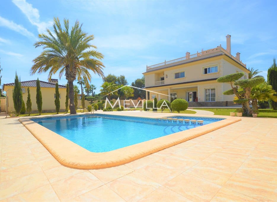 12 slaapkamer Villa te koop in Cabo Roig met zwembad garage - € 1.800.000 (Ref: 7561544)