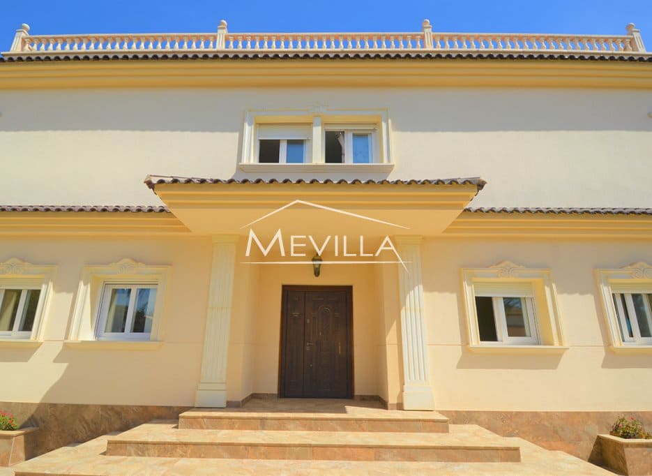 12 slaapkamer Villa te koop in Cabo Roig met zwembad garage - € 1.800.000 (Ref: 7561544)