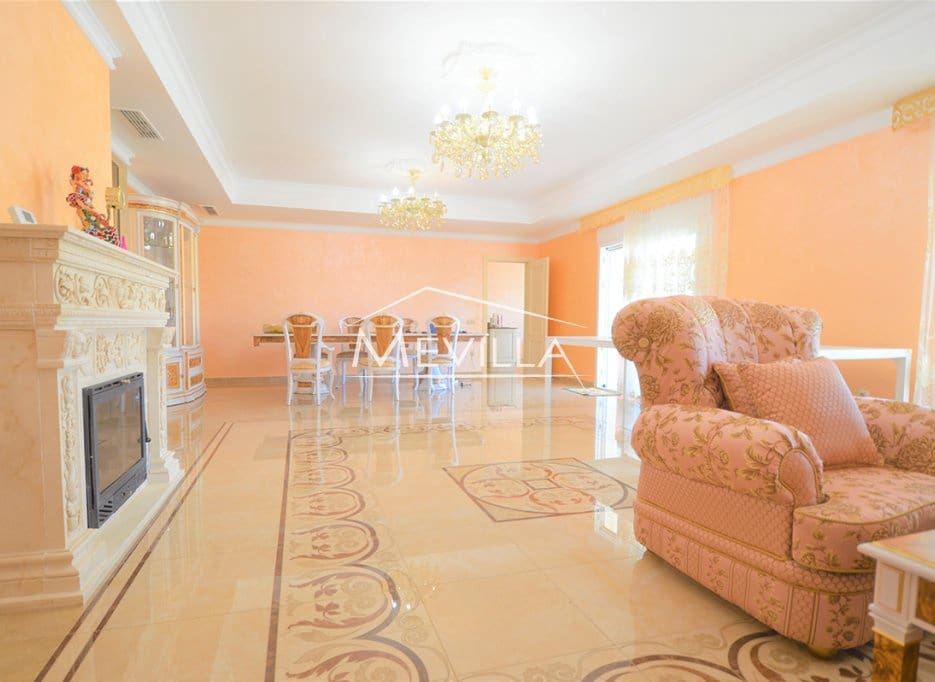 12 slaapkamer Villa te koop in Cabo Roig met zwembad garage - € 1.800.000 (Ref: 7561544)