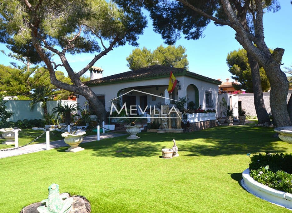 4 bedroom Villa for sale in Campoamor with pool garage - € 1,200,000 (Ref: 7635735)
