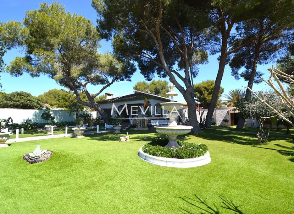 4 bedroom Villa for sale in Campoamor with pool garage - € 1,200,000 (Ref: 7635735)