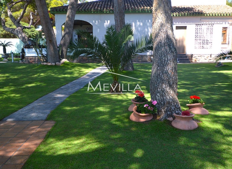 4 bedroom Villa for sale in Campoamor with pool garage - € 1,200,000 (Ref: 7635735)