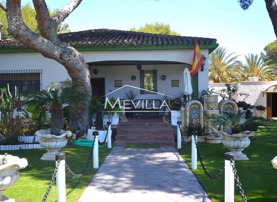 4 bedroom Villa for sale in Campoamor with pool garage - € 1,200,000 (Ref: 7635735)