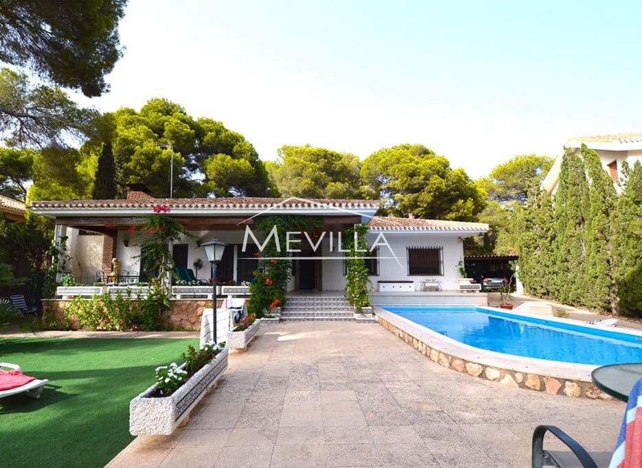 6 slaapkamer Villa te koop in Campoamor met zwembad garage - € 890.000 (Ref: 7736249)