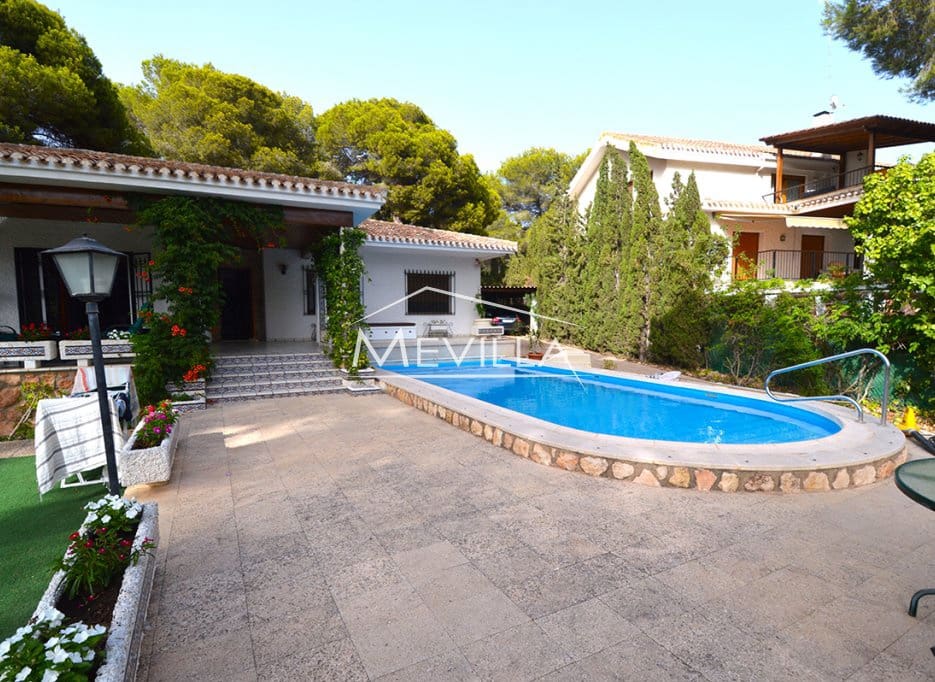 6 slaapkamer Villa te koop in Campoamor met zwembad garage - € 890.000 (Ref: 7736249)