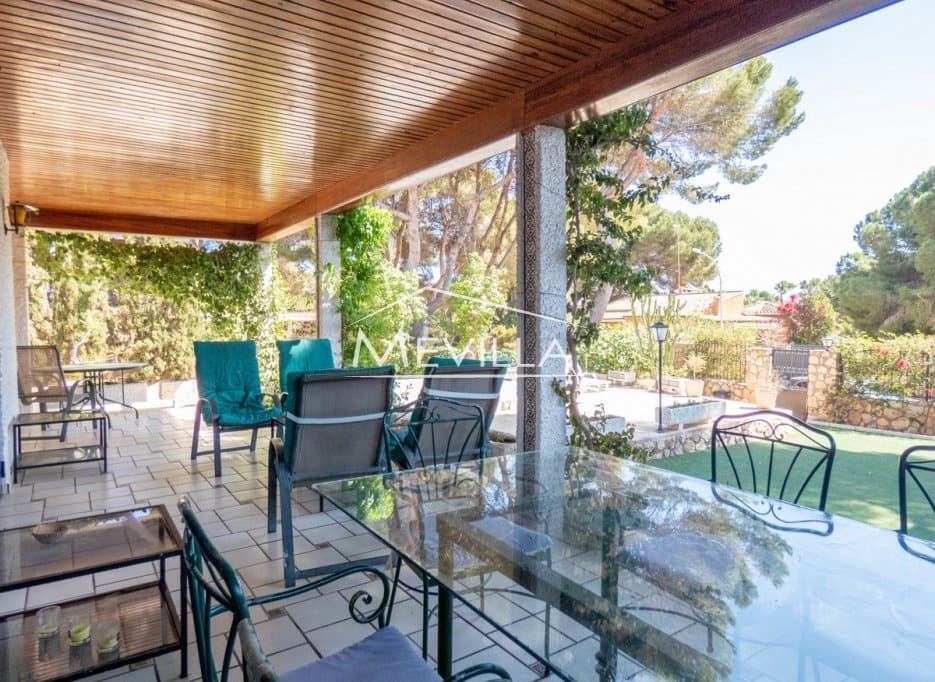 6 slaapkamer Villa te koop in Campoamor met zwembad garage - € 890.000 (Ref: 7736249)