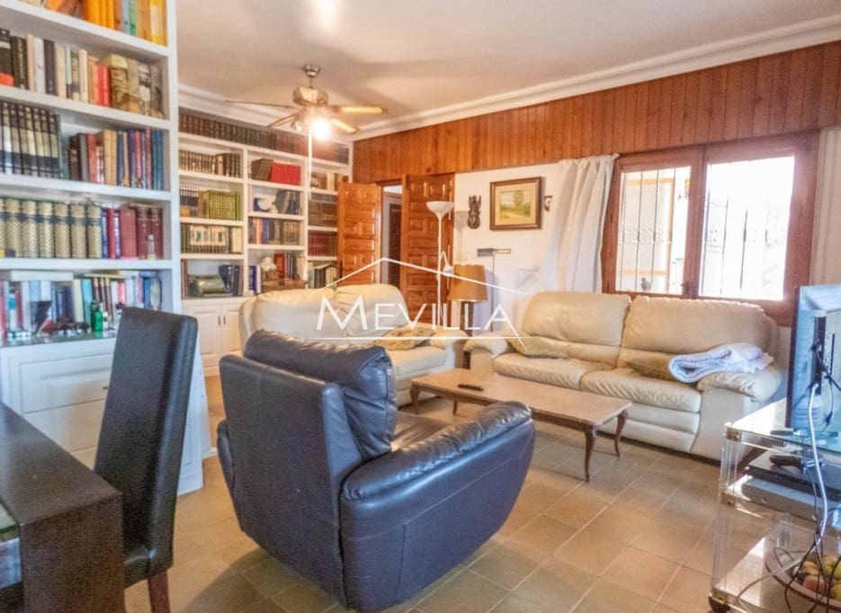 6 slaapkamer Villa te koop in Campoamor met zwembad garage - € 890.000 (Ref: 7736249)