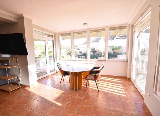 Chalet de 4 habitaciones en La Zenia, Orihuela en venta con piscina garaje - 795.000 € (Ref: 8083013)